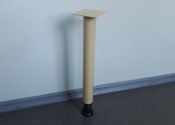 Adjustable legs for tables
